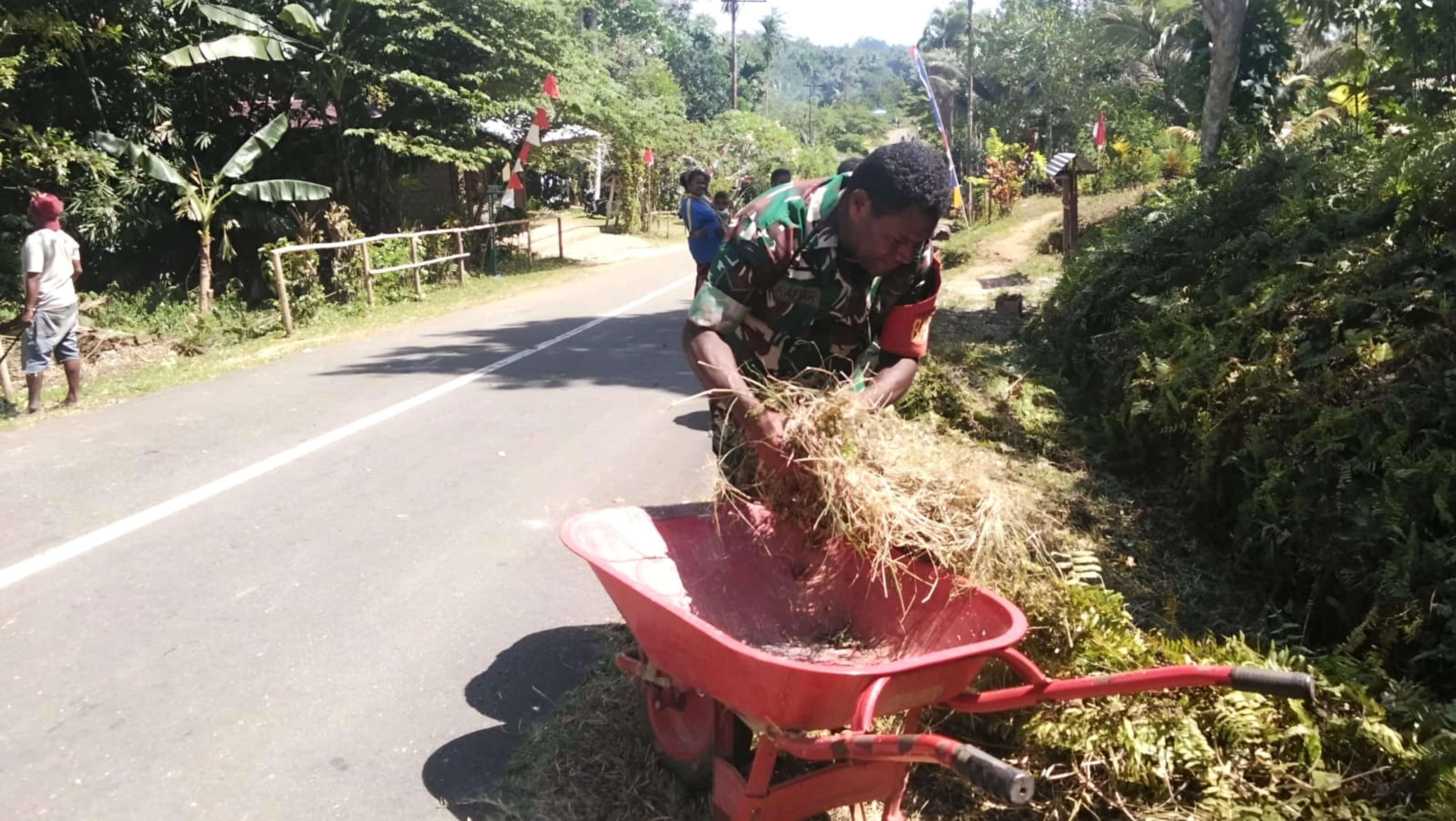 Babinsa dan Warga Dofyo Wafor Gotong-Royong Bersihkan Bahu Jalan