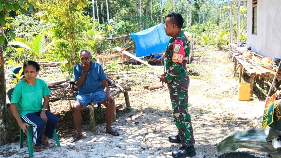 Babinsa Biak Utara Komsos Bersama Warga Kampung Korem