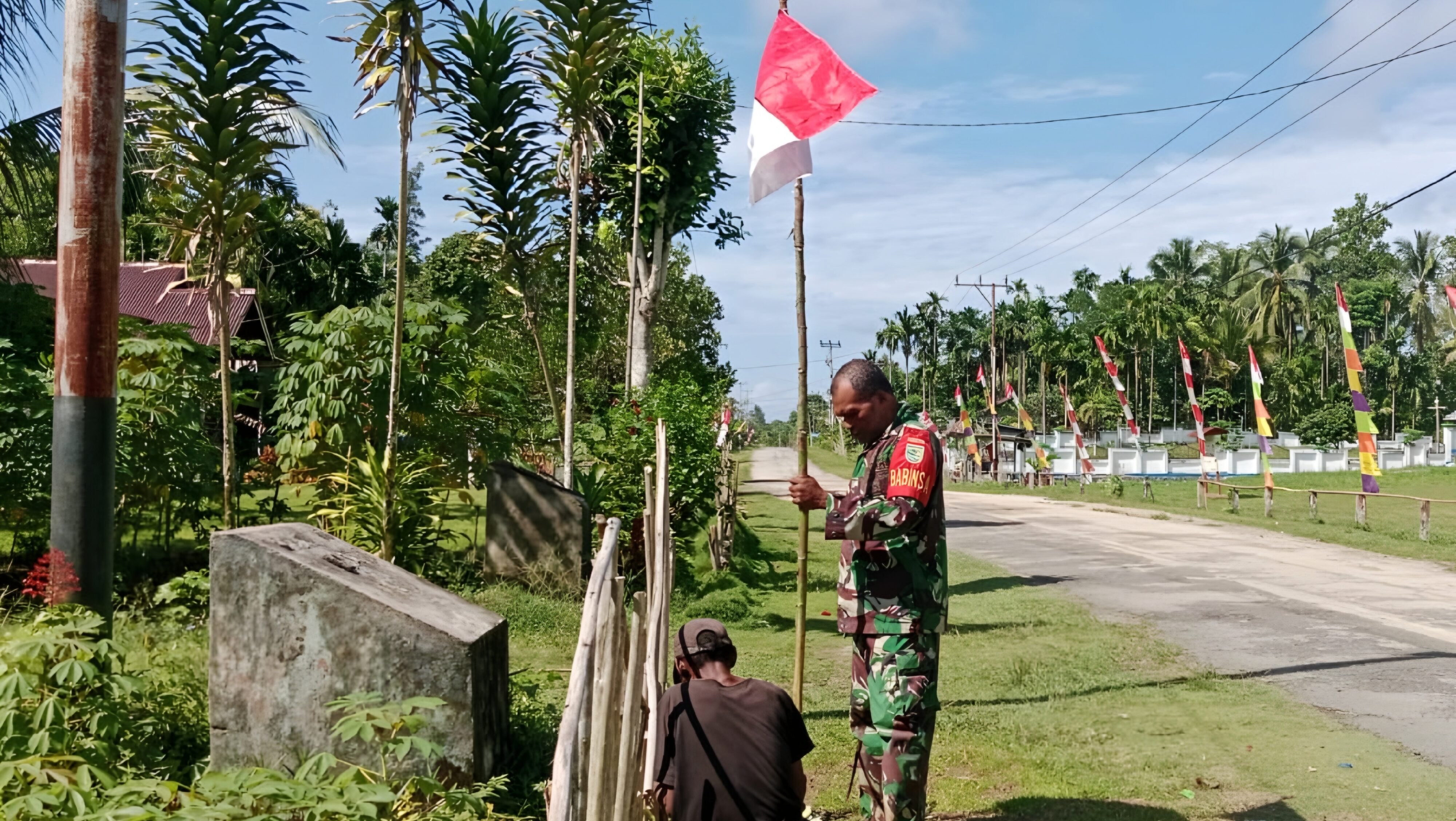 Sambut HUT Ke-81 RI, Babinsa dan Warga Kampung Sarwa Pasang Bendera Merah Putih