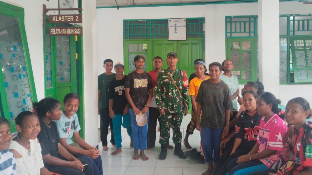 Babinsa Dampingi 49 Anggota Paskibraka Jalani Pemeriksaan Kesehatan di Kampung Amoy