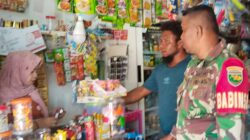 Babinsa Cek Harga Sembako di Pasar Bosnik
