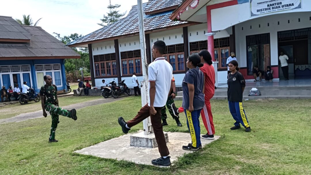Babinsa Latih Tata Cara Pengibaran Bendera Siswa SMAN 2 Biak Utara
