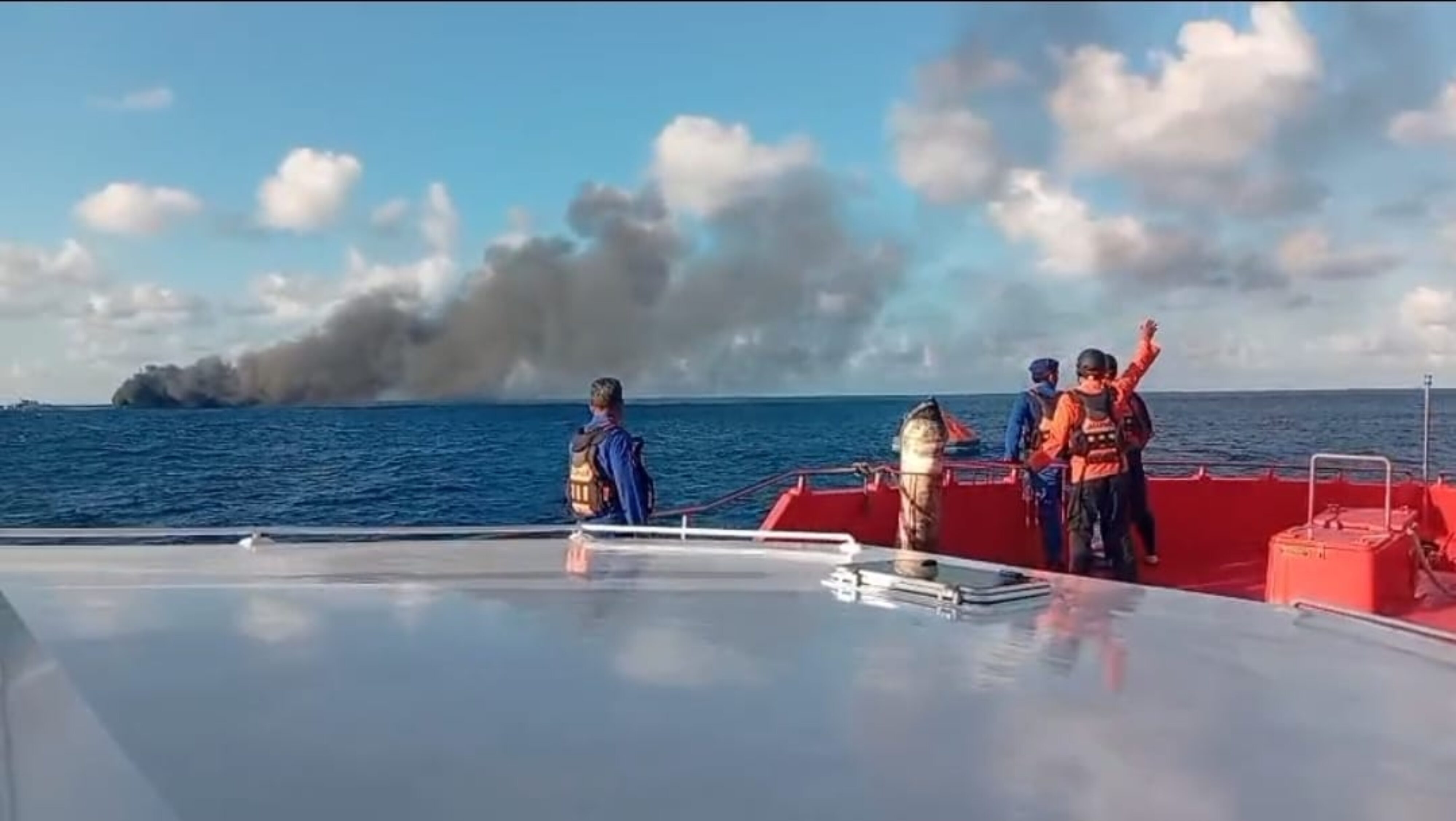 KMP Putri Yasmin Terbakar di Selat Lombok, Tim SAR Gabungan Dikerahkan