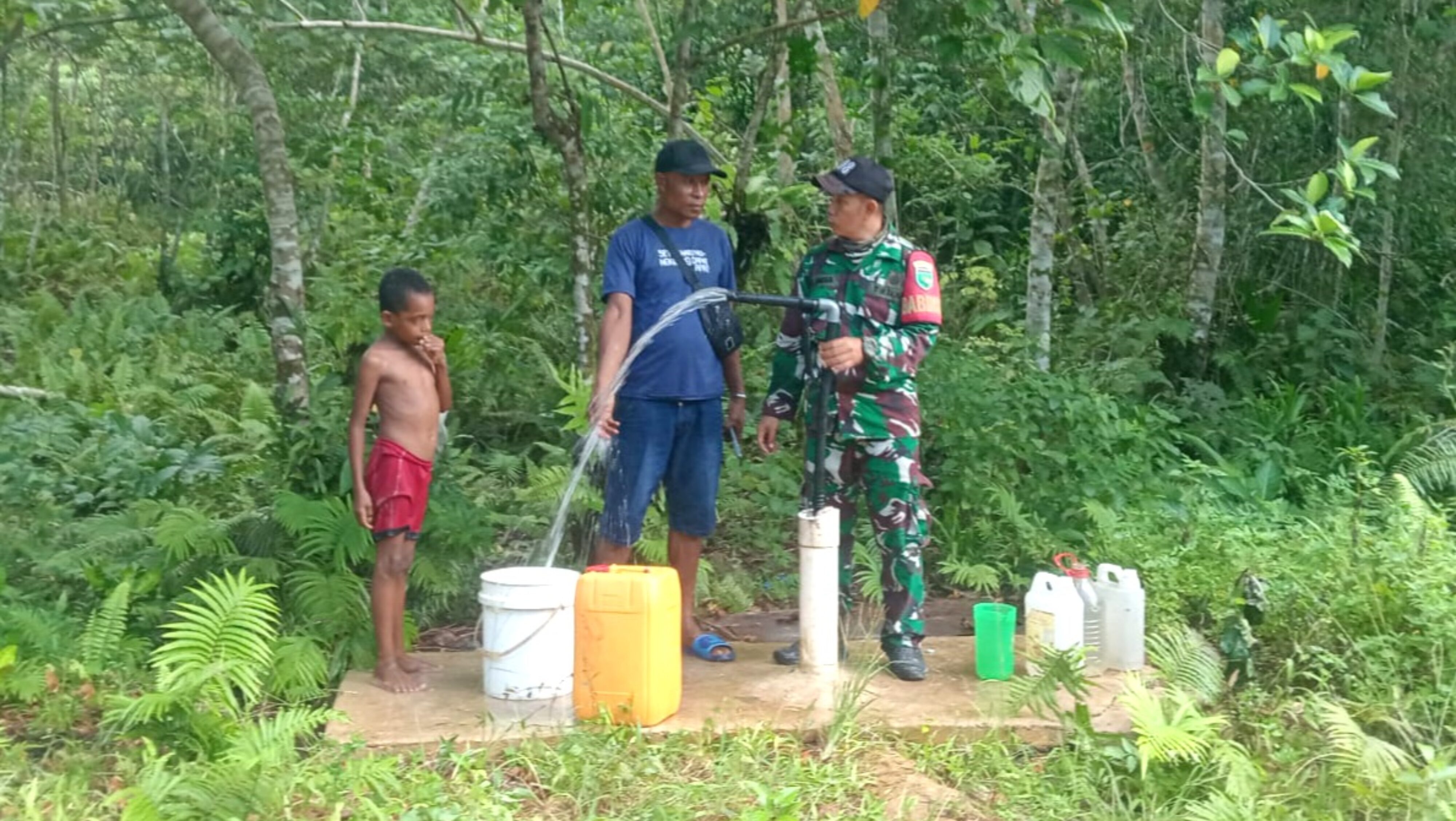 Babinsa Numfor Bersama Masyarakat Perbaiki Sumur Bor di Kampung Serbin