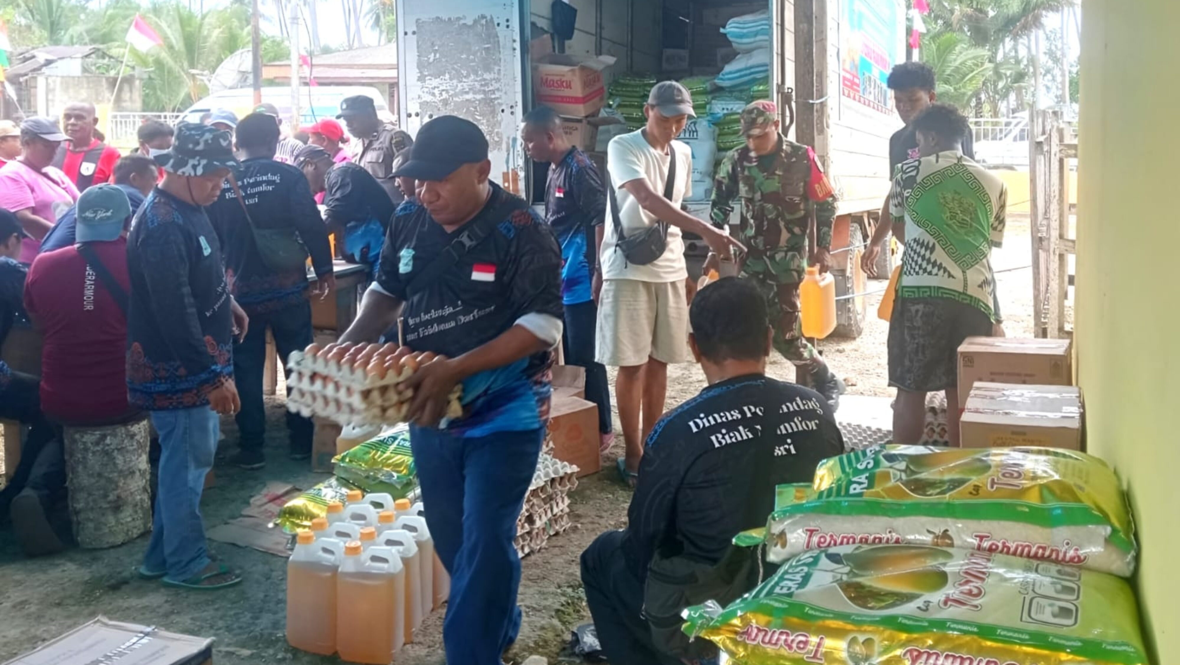 Babinsa Bantu Jaga Ketertiban Operasi Pasar Murah di Numfor Timur