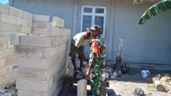 Babinsa Supiori Utara Bantu Warga Kampung Mapia Bangun MCK