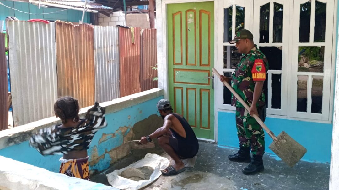 Babinsa Bantu Perbaiki Teras Rumah Warga Kampung Sauyas