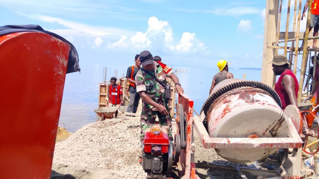 Babinsa Bantu Warga Membangun Kampung Nelayan di Supiori Selatan