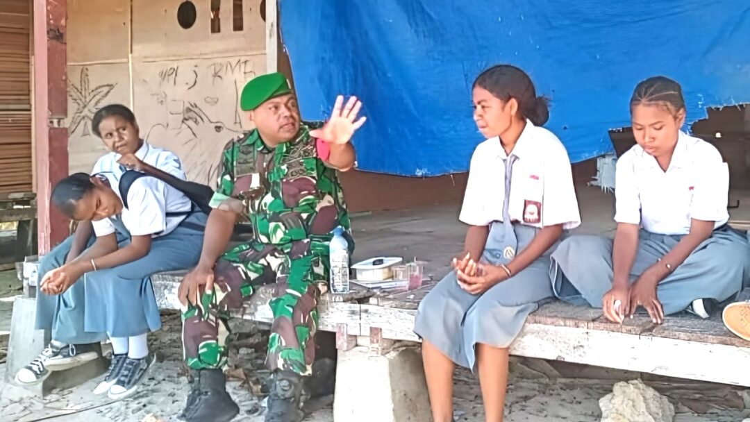 Babinsa Berikan Motivasi kepada Siswi SMAN 3 Yenggarbun