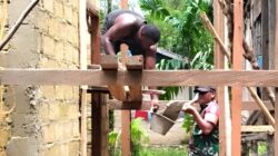 Babinsa Supiori Bantu Pemasangan Batako Rumah Warga