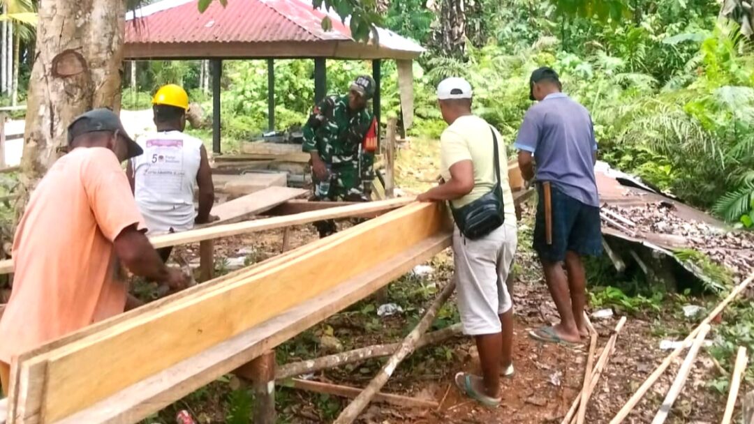 Babinsa Pantau Pembangunan Kampung Nelayan di Kampung Mnuswor
