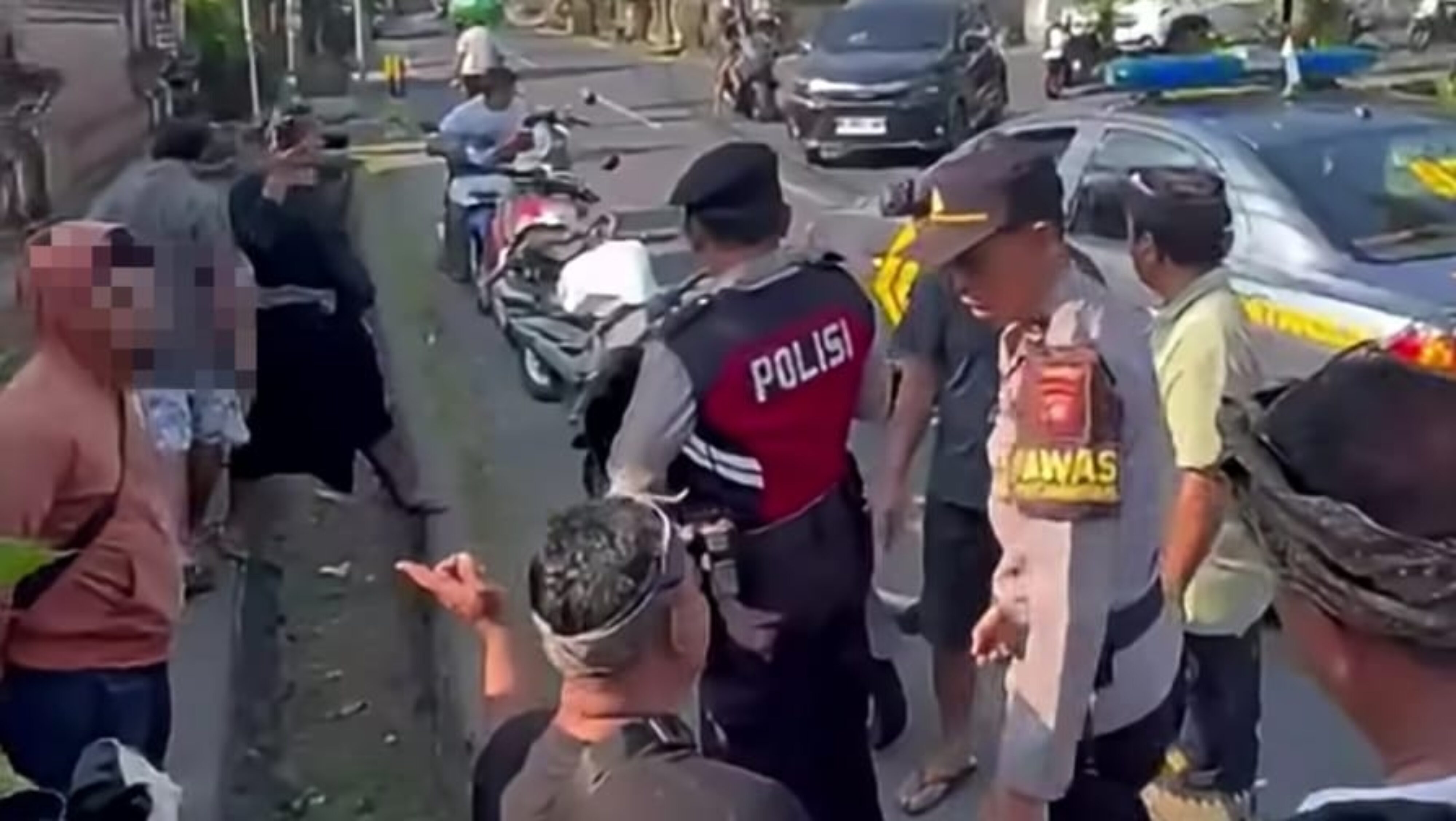 Neh Kan.. Nekad Pegang Panta* Mahasiswi, Seorang Pria Diringkus Warga di Bongkasa, Video Penangkapan Viral