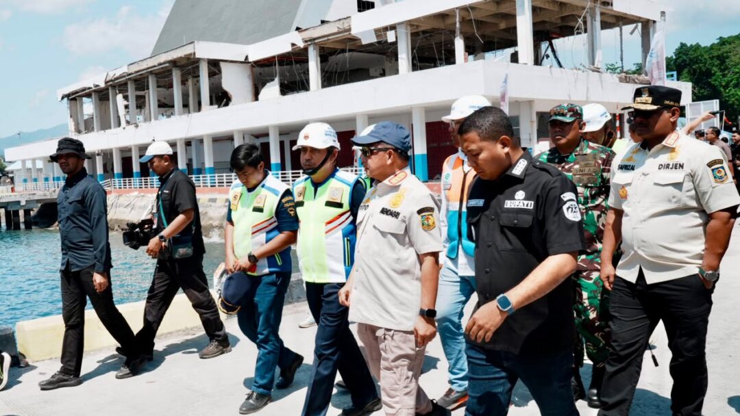Mendagri Tito Tinjau Lokasi Terdampak Gempa di Pelabuhan Laurentius Say Maumere