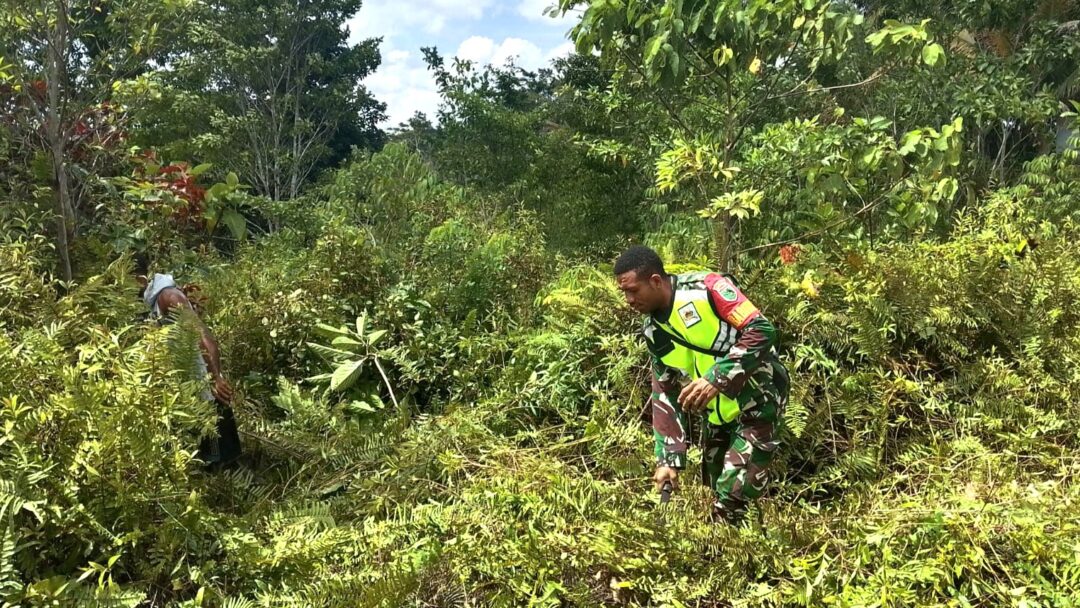 Peduli Lingkungan, Babinsa Bersama Warga Gotong-Royong Bersihkan Fasilitas Umum