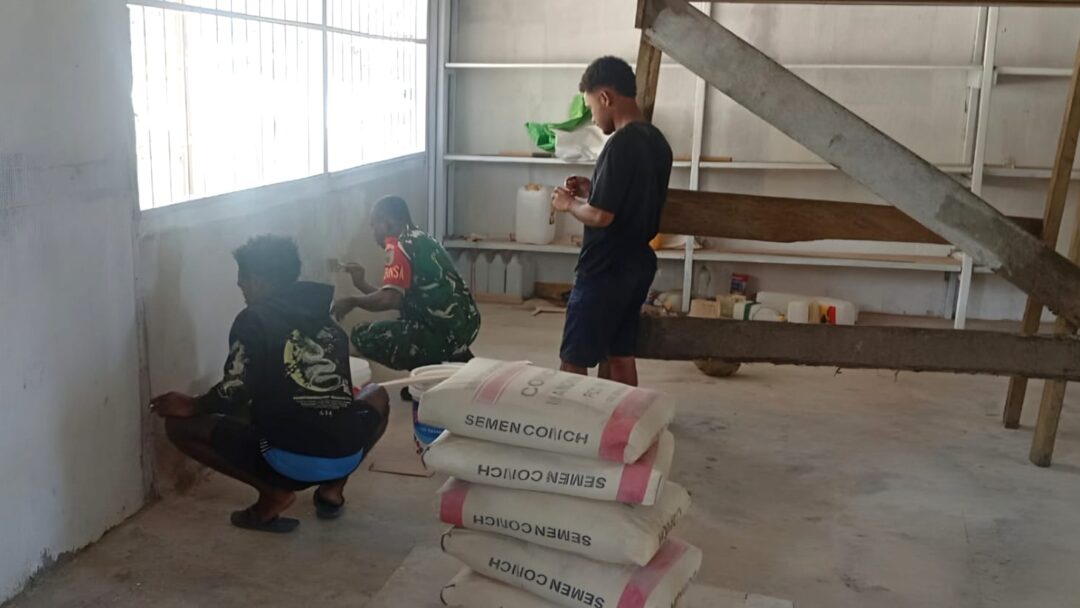 Babinsa Posramil Warsa Ikut Bangun Kios Warga