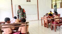 Babinsa Berikan Motivasi dan Wawasan kepada Murid SD Inpres Sarwa