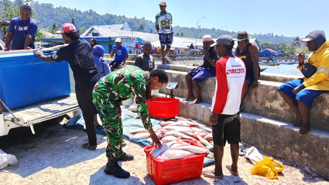 Babinsa Pantau Aktivitas Jual Beli Ikan di Pasar, Imbau Warga Waspadai Perubahan Cuaca