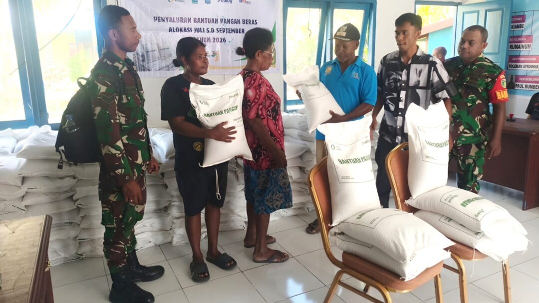 Babinsa Dampingi Penyaluran Bantuan Pangan Beras di Supiori Barat
