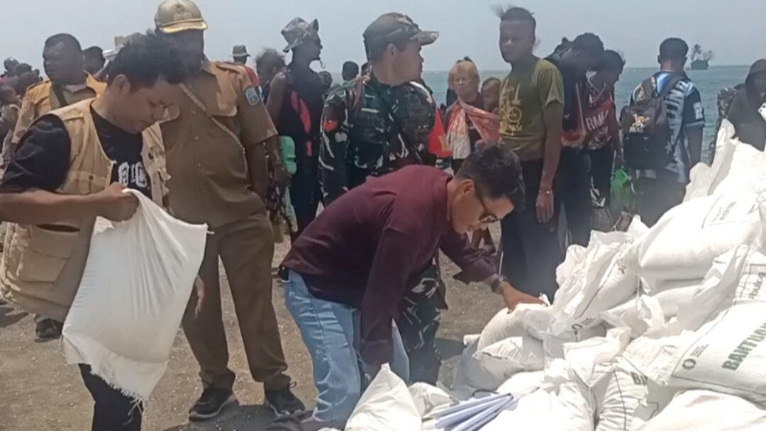 Babinsa Kawal Penyaluran Bantuan Pangan Beras ke Kampung Masyai