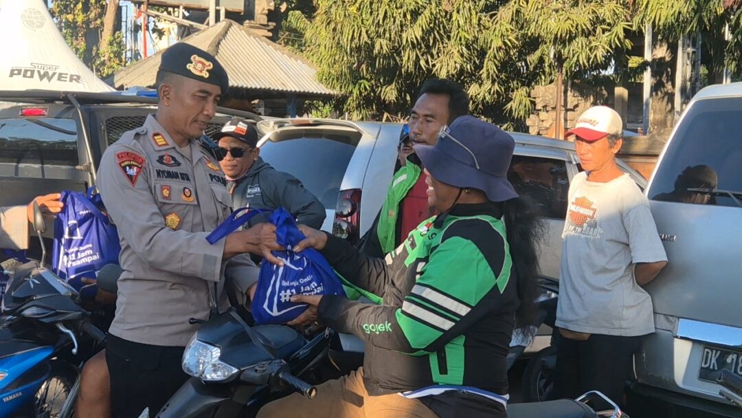 Sambut HUT ke-81 RI, Brimob Polda Bali Bagikan Sembako ke Ojol di Gilimanuk