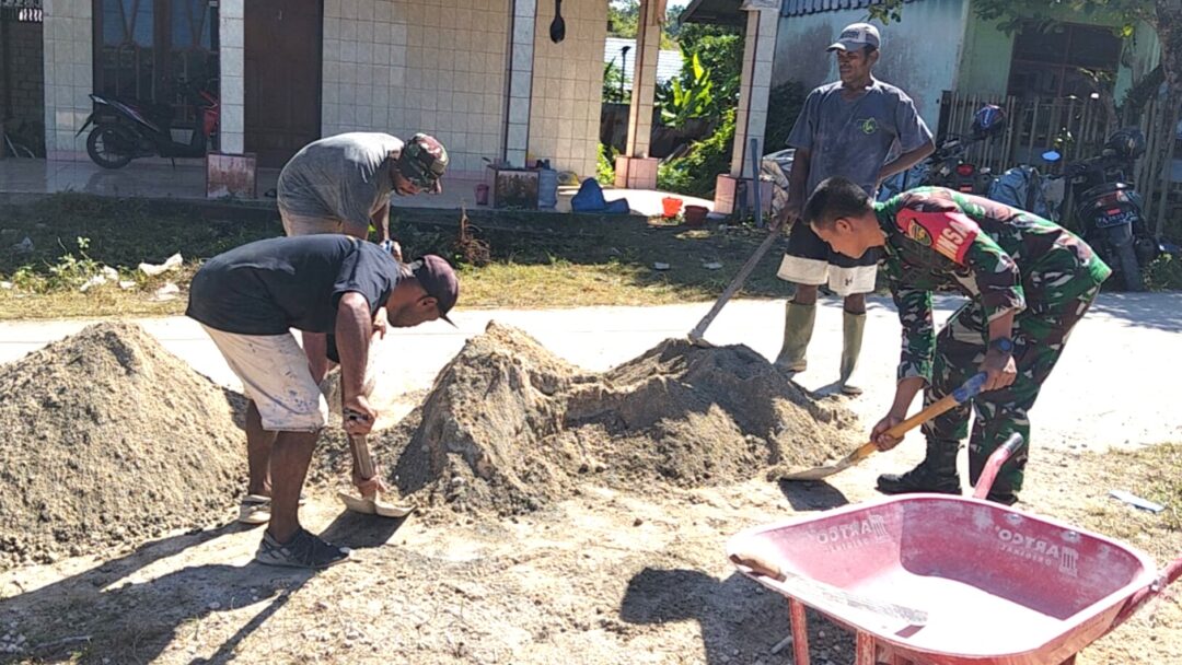 Babinsa Biak Kota Karya Bakti Bantu Pembangunan Rumah Warga