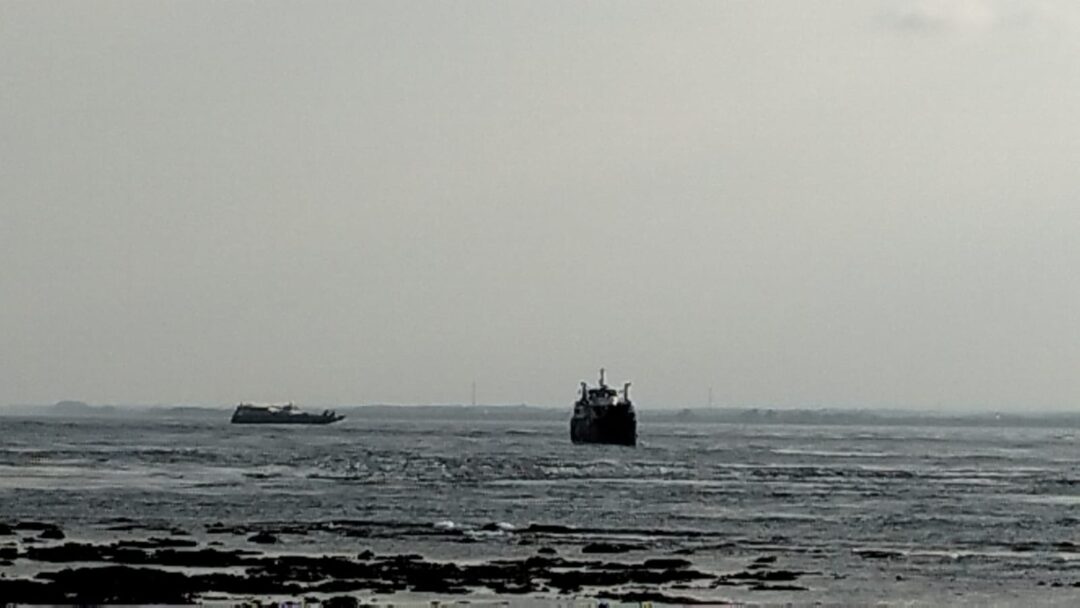 KMP Perkasa Prima 5 Alami Mati Mesin di Selat Bali, Belasan Penumpang Dievakuasi