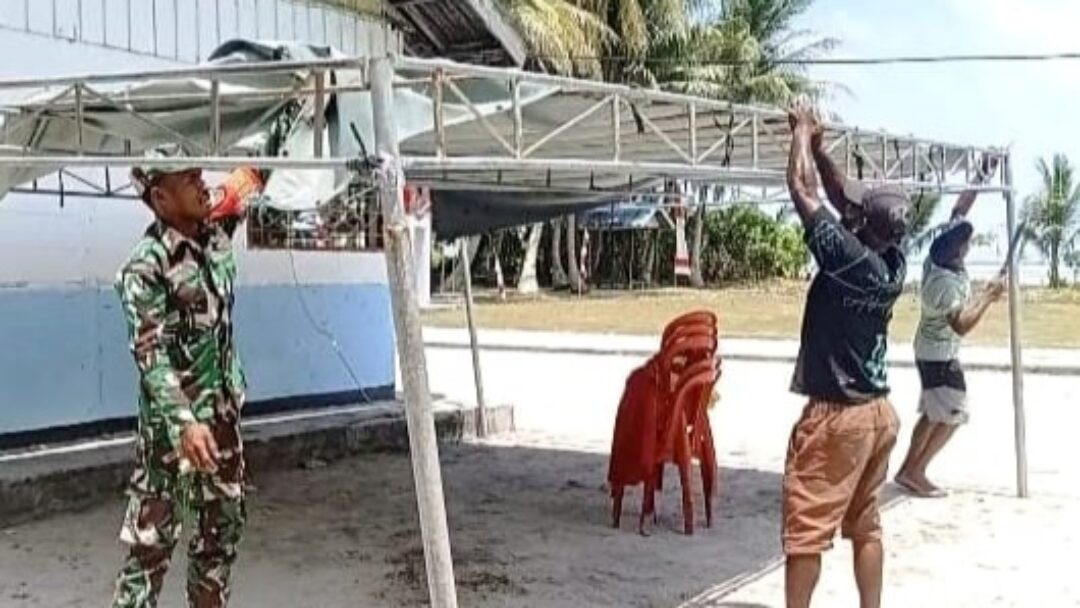 Babinsa Supiori Utara Bantu Warga Pasang Tenda di Kampung Mapia