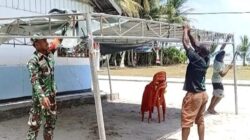 Babinsa Supiori Utara Bantu Warga Pasang Tenda di Kampung Mapia