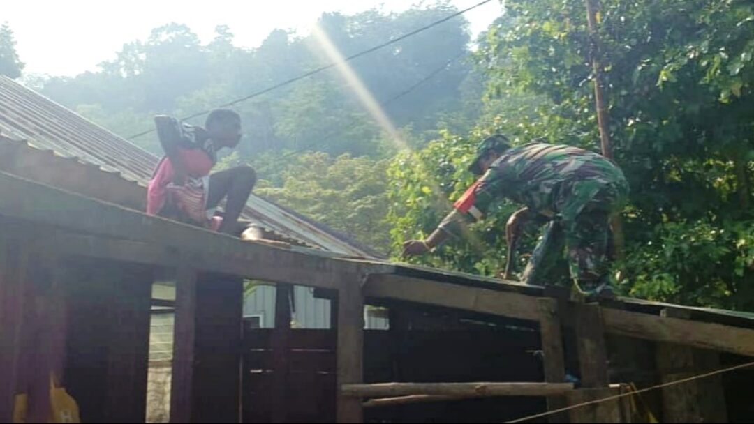 Babinsa Supiori Utara Bantu Warga Perbaiki Atap Rumah yang Rusak Diterpa Angin