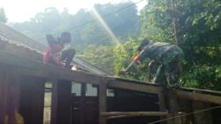 Babinsa Supiori Utara Bantu Warga Perbaiki Atap Rumah yang Rusak Diterpa Angin