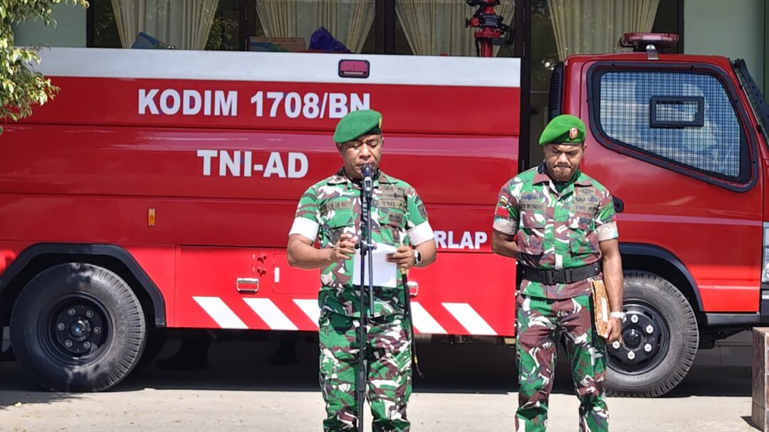 Dandim 1708/BN berikan Piagam Penghargaan kepada Tim Karhutla