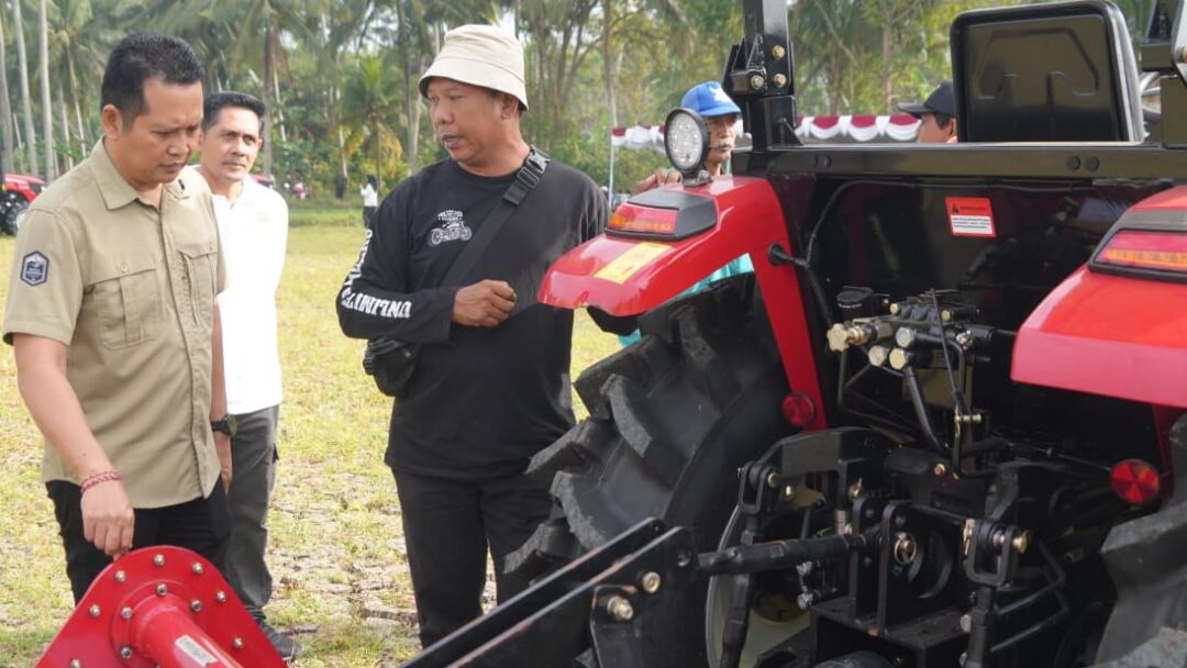 Difasilitasi DPR RI I Nyoman Adi Wiryatama, 5 Unit Traktor Roda Empat Dari Pusat Diserahkan Ke Petani Jembrana