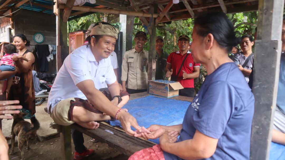 Bupati Kembang Tinjau Korban Kebakaran Di Manistutu Dan Serahkan Bantuan