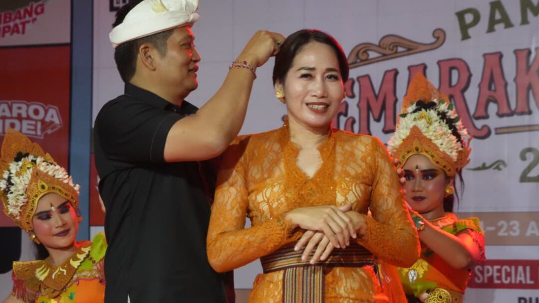 Pemkab Jembrana Canangkan Bunga Cempaka Putih Sebagai Maskot Daerah Dalam Berbusana Adat Bali