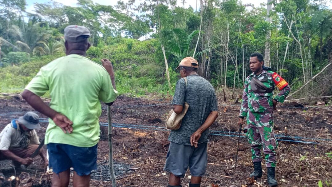 Babinsa dan Warga Kampung Kababur Gotong-Royong Bersihkan Lahan Kebun