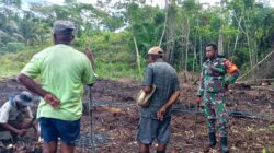 Babinsa dan Warga Kampung Kababur Gotong-Royong Bersihkan Lahan Kebun