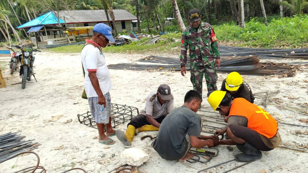 Babinsa Numfor Pantau Desa Binaan dan Awasi Pembangunan Kampung Nelayan di Kampung Yenbepon