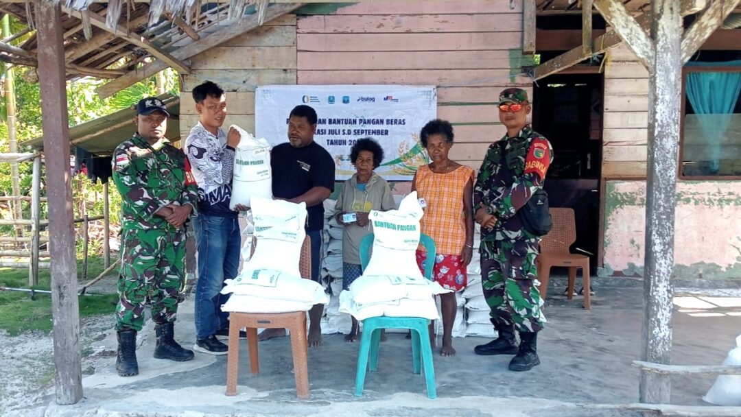 Babinsa Amankan Pendistribusian Raskin di Kampung Saukobye