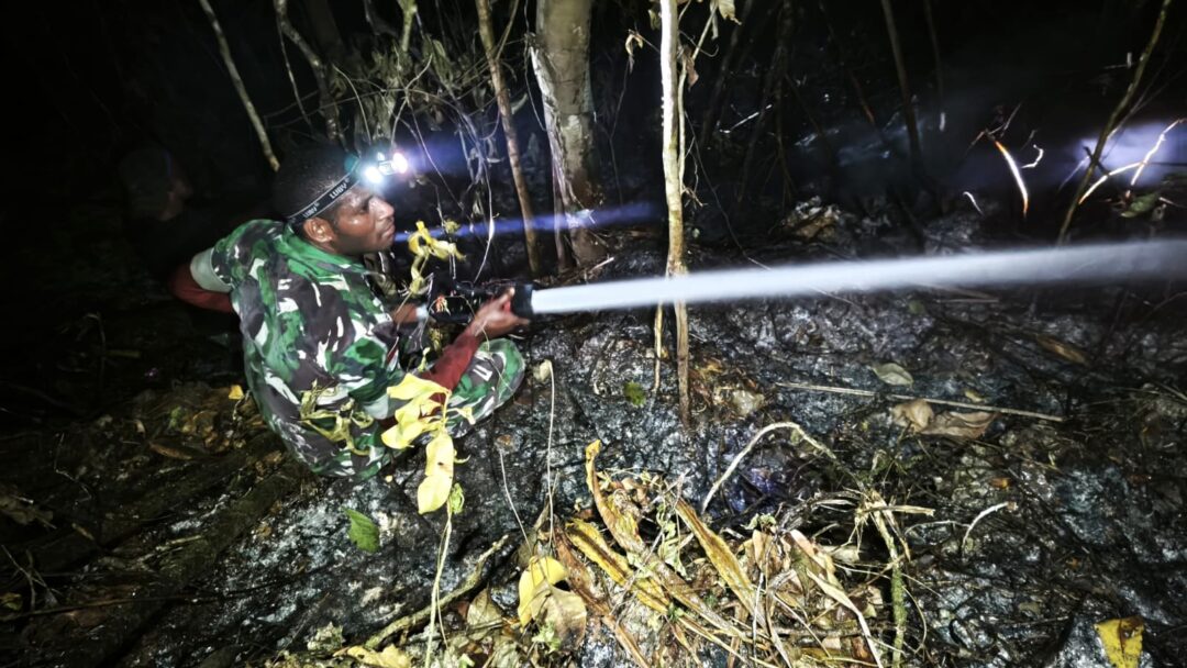 Personel Kodim 1708/BN Bersama Tim Gabungan Padamkan Kebakaran Hutan di Bosnik