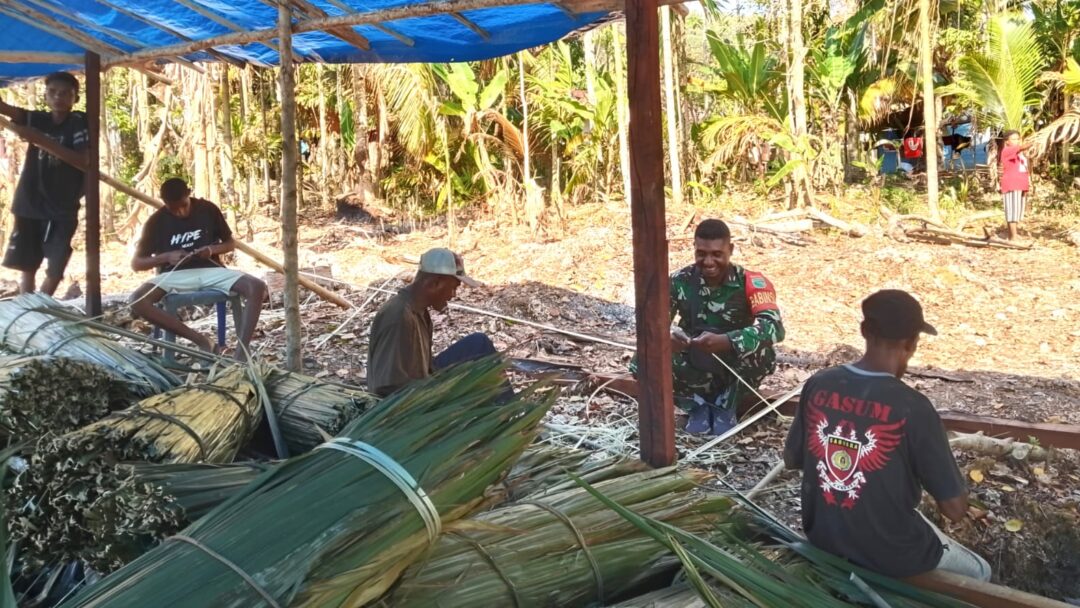Babinsa Bantu Warga Membuat Atap Rumah dari Daun Sagu