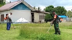 Babinsa Supiori Utara Bantu Bersihkan Halaman Rumah Warga
