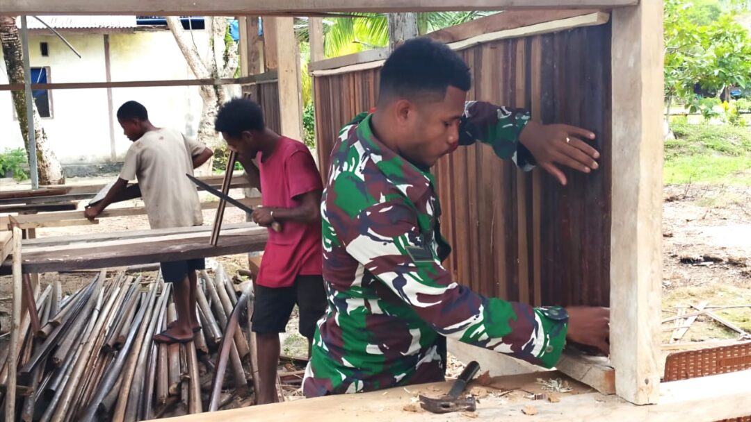 Babinsa Warsa Bantu Warga Pasang Dinding Rumah dari Pelepah Sagu