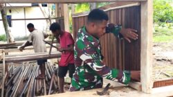 Babinsa Warsa Bantu Warga Pasang Dinding Rumah dari Pelepah Sagu