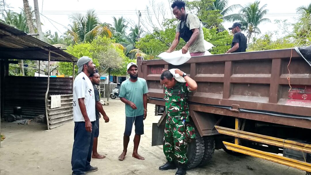 Babinsa Biak Timur Bantu Distribusi Beras Bantuan Sosial kepada Masyarakat