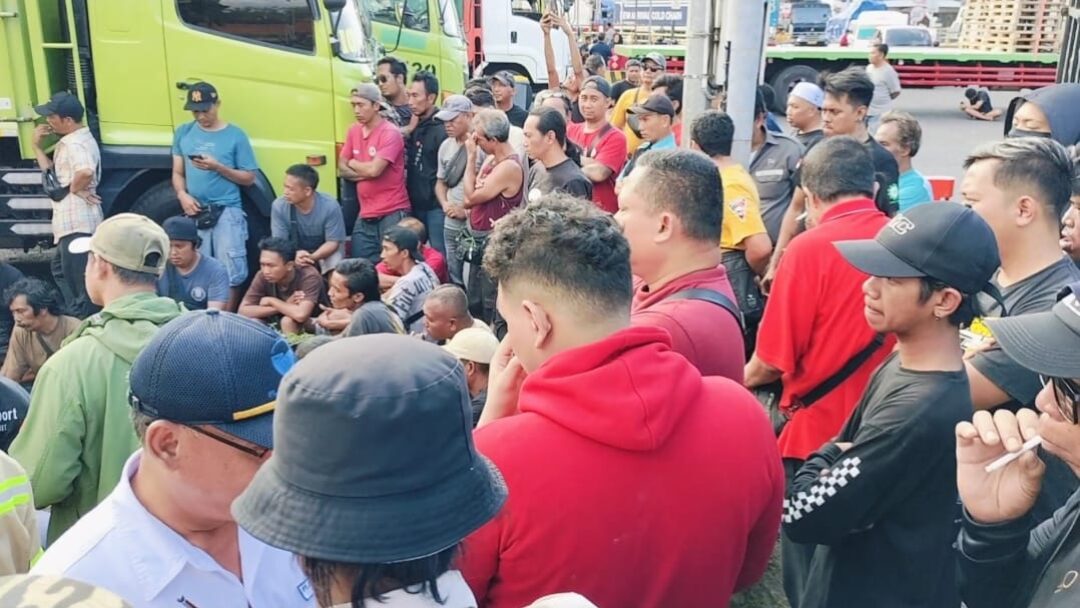 Protes TBB, Puluhan Sopir Truk Kembali Blokade Pelabuhan Gilimanuk