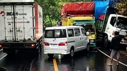 Gara-gara Nekat Menyalip di Tikungan, Truk vs Luxio Adu Banteng di Gilimanuk