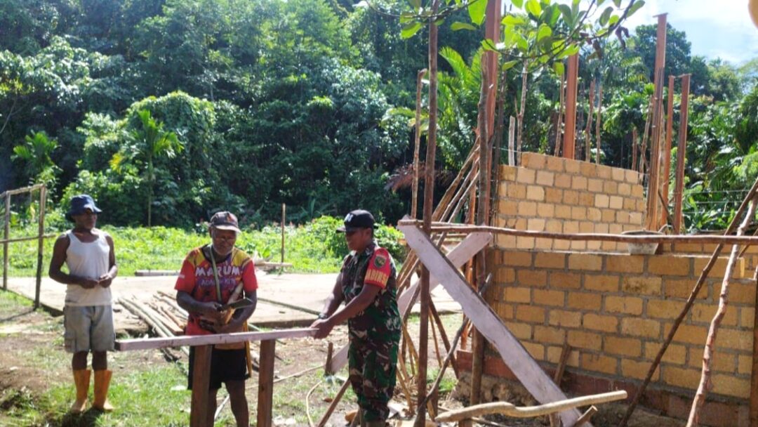 Babinsa Supiori Selatan Bantu Warga Bangun Rumah di Kampung Odori