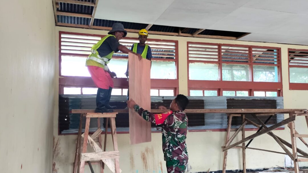 Babinsa Biak Barat Bantu Renovasi GedungSMAN 1 Biak Barat