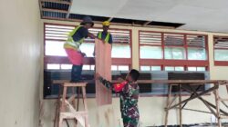 Babinsa Biak Barat Bantu Renovasi GedungSMAN 1 Biak Barat