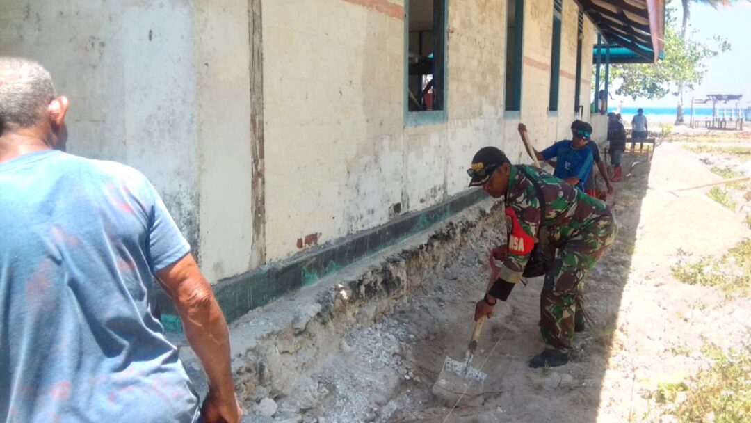 Babinsa Numfor Bantu Masyarakat Renovasi Gedung Gereja di Yenbeba